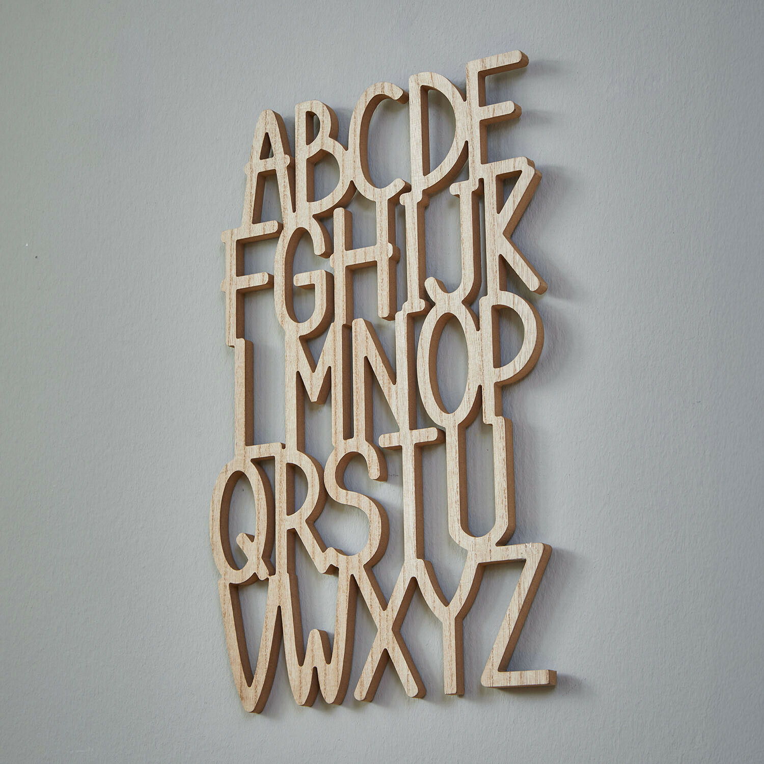 Wanddekoration aus Holz mit Alphabetbuchstaben in natürlicher Holzfarbe für Innenräume