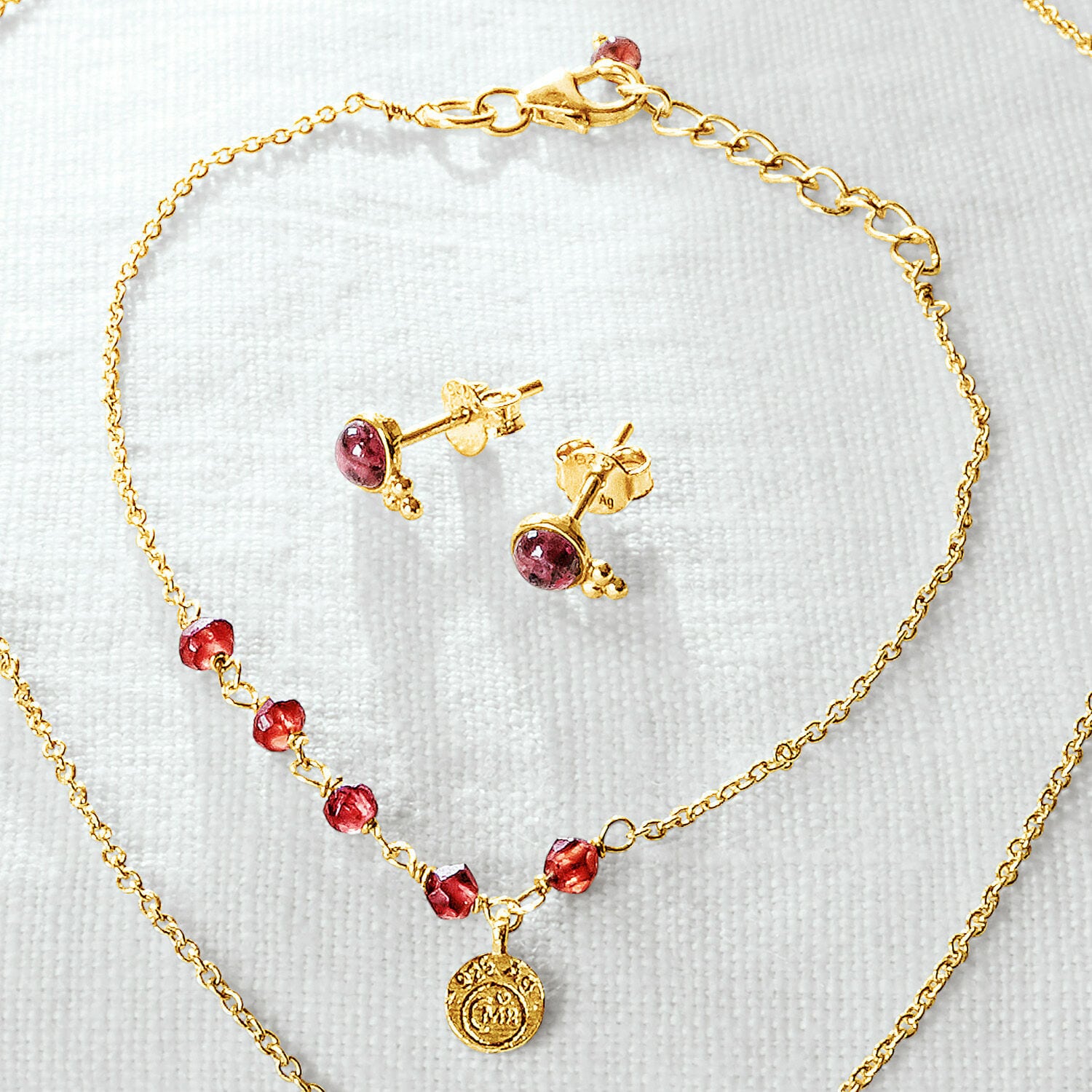 Armkette Okala Goldene Halskette und Ohrringe mit roten Steinen, filigraner Damenschmuck an Kette