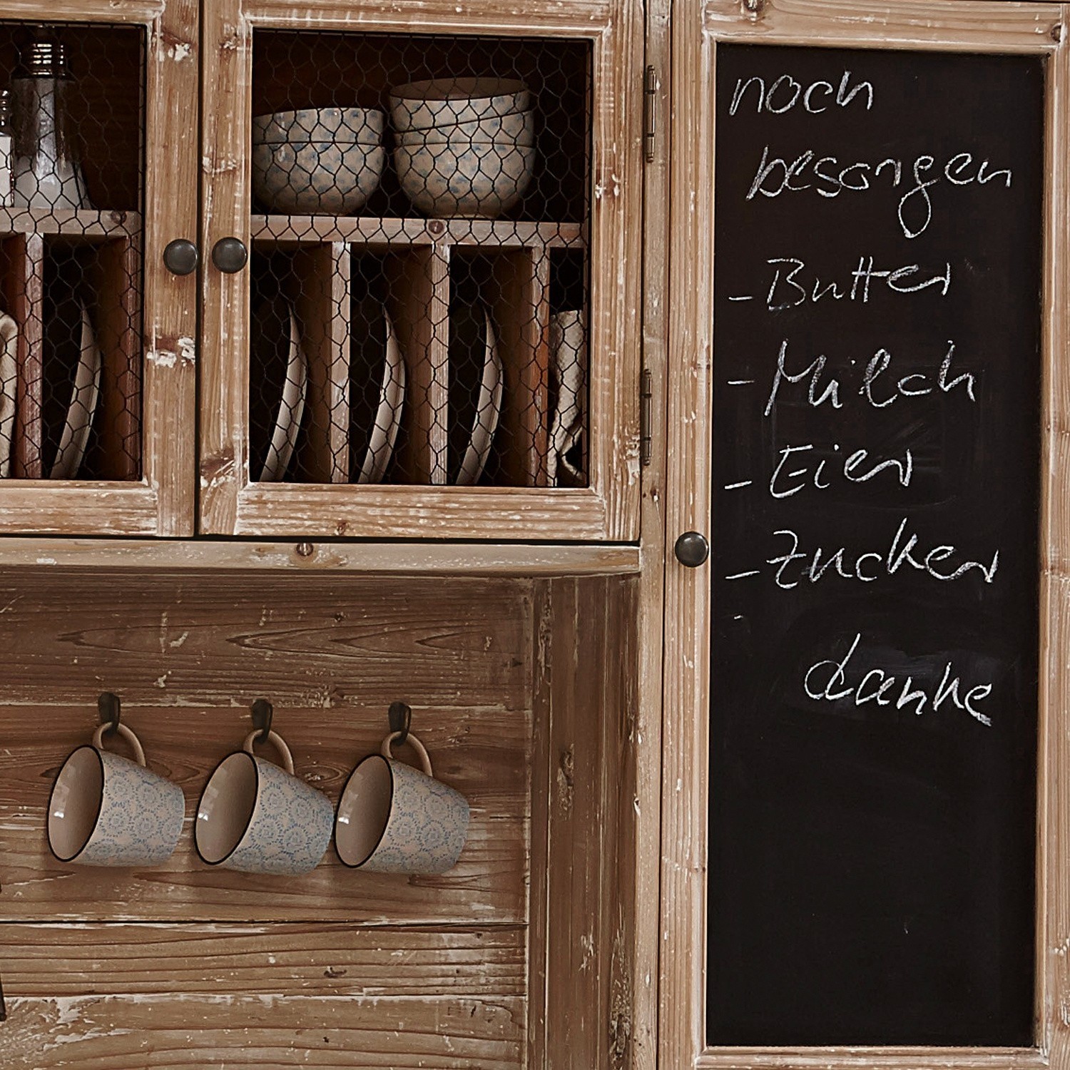 Rustikaler Holz-Küchenschrank mit Kreidetafel und hängenden Keramiktassen