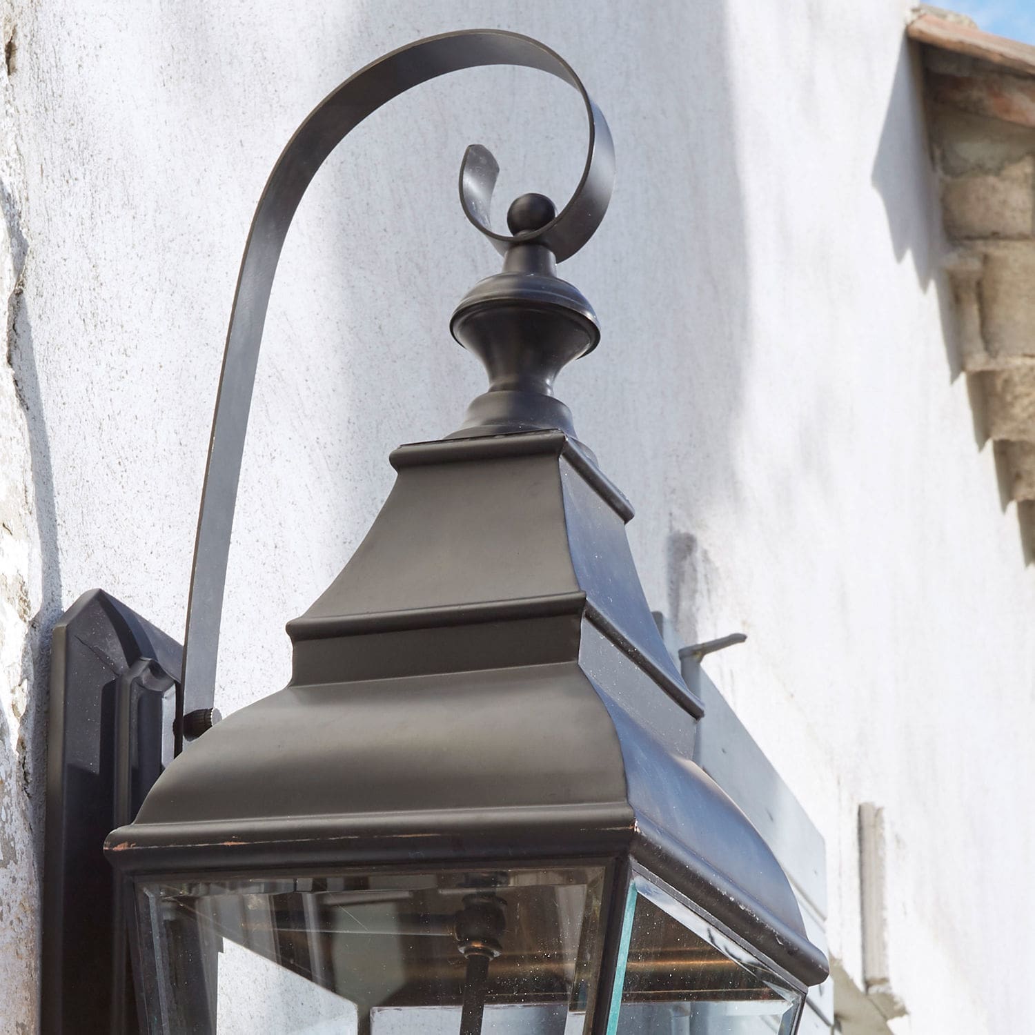 Schwarze Metall-Wandleuchte mit dekorativem Halter und Glasscheiben für Außenbeleuchtung