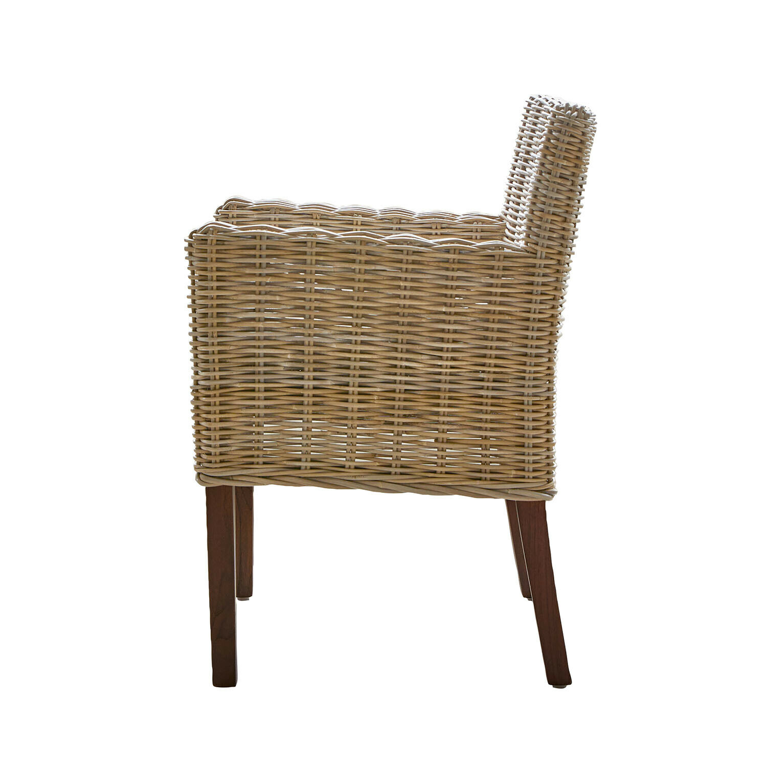 Rattanstuhl in Naturfarbe mit dunklen Holzbeinen, geeignet für Wohnzimmer und Garten