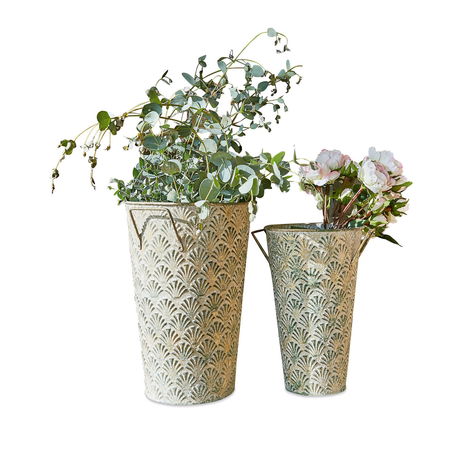 Zwei dekorative Metallblumentöpfe in Grün-Beige mit Reliefmuster und Zierpflanzen darin