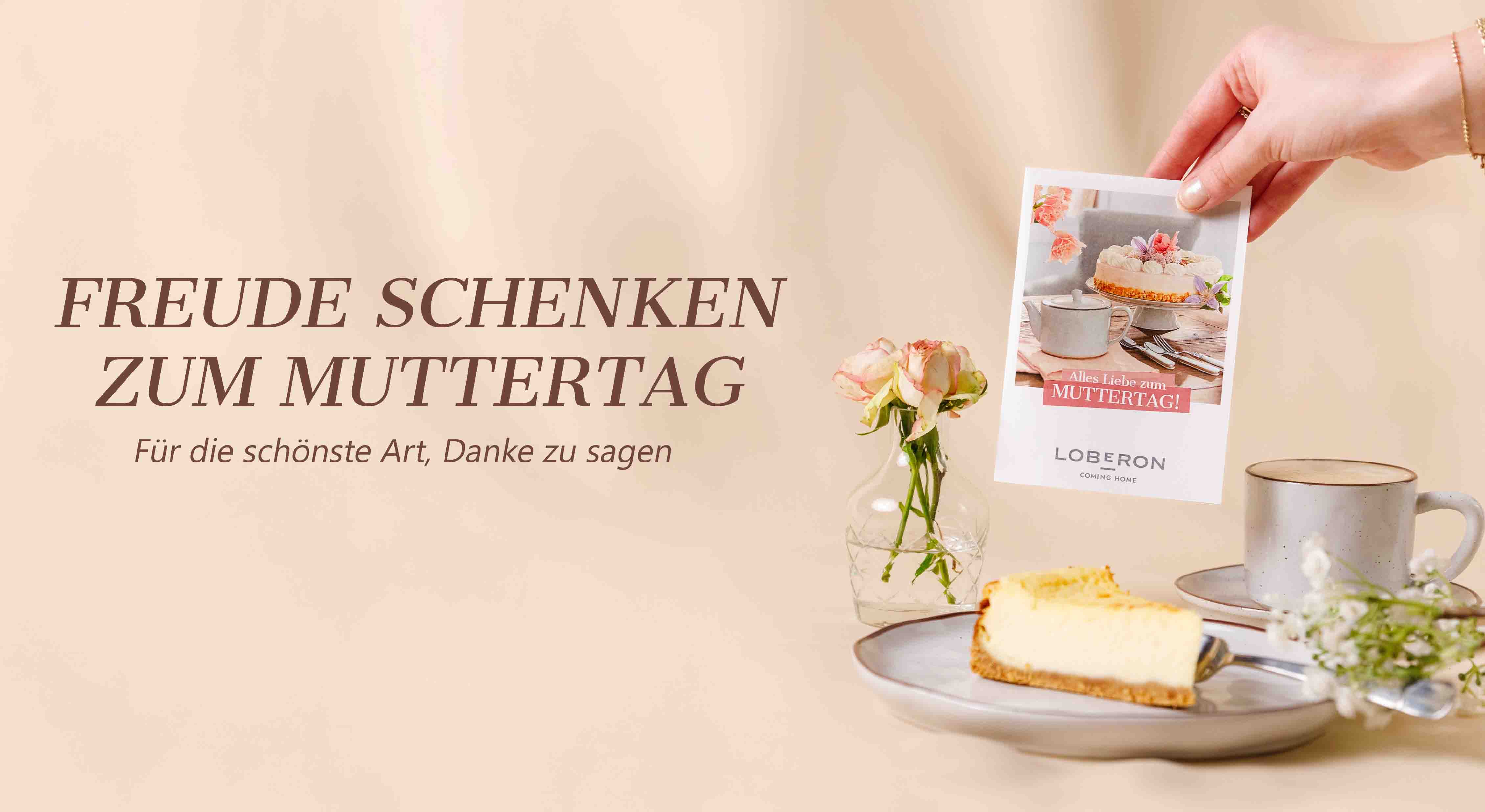 Karte zum Muttertag mit Stück Käsekuchen, Tasse und Rosen in Vase auf beigem Hintergrund