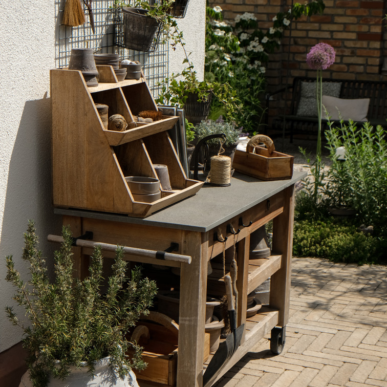 Gartentisch aus Holz mit grauer Arbeitsplatte und Organizer für Gartengeräte, natürliche Materialien
