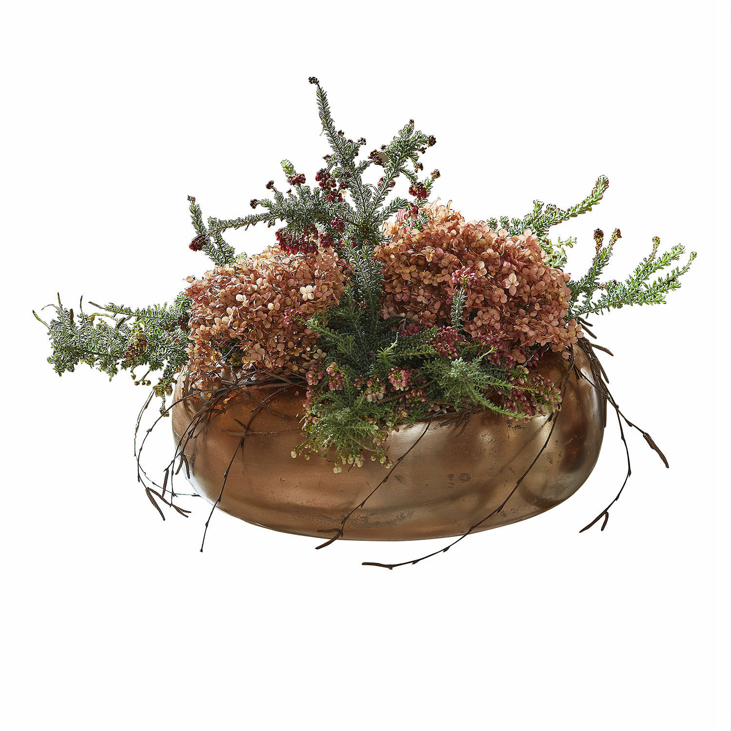 Dekorative Kupferschale mit getrockneten Blumen und grünen Zweigen als Tischdeko