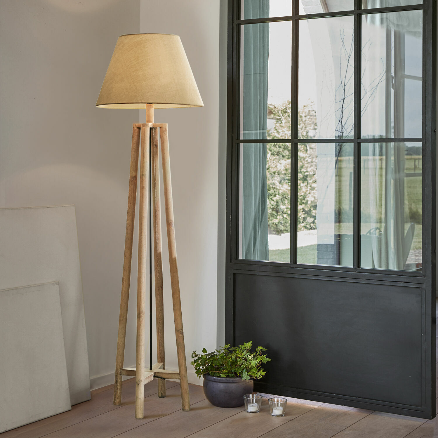 Stehlampe Edgewood Stehlampe aus Holz mit beigem Lampenschirm in modernem, hellen Raum