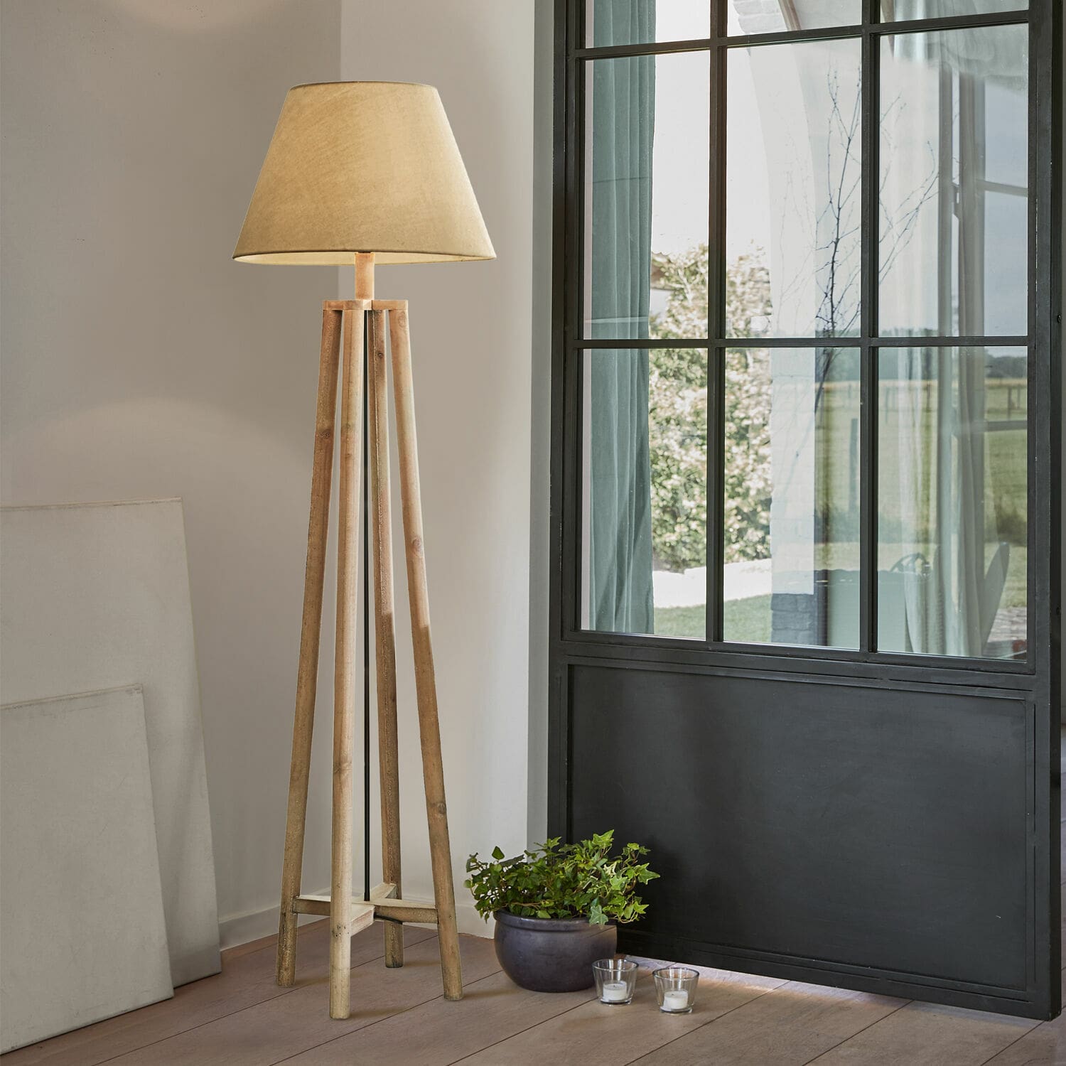 Stehlampe Edgewood Stehlampe aus Holz mit beigem Lampenschirm in modernem, hellen Raum