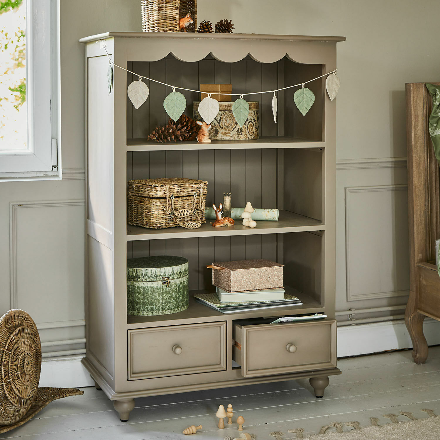 Regal Sorvanne Beige lackierter Holzschrank mit Regalen und Schubladen, dekoriert mit Naturdekorationen und Körben