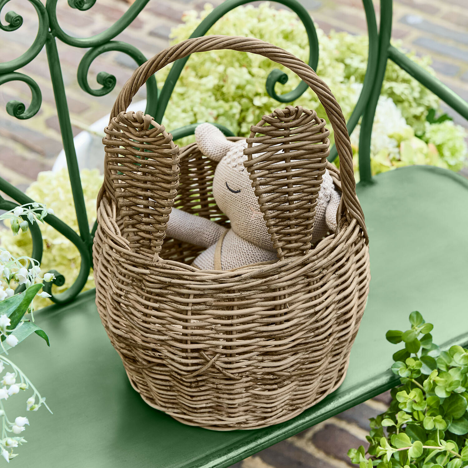 Hasenkorb Whimsywood Naturfarbener Weidenkorb in Hasenform mit Ohren auf grünem Gartenbank