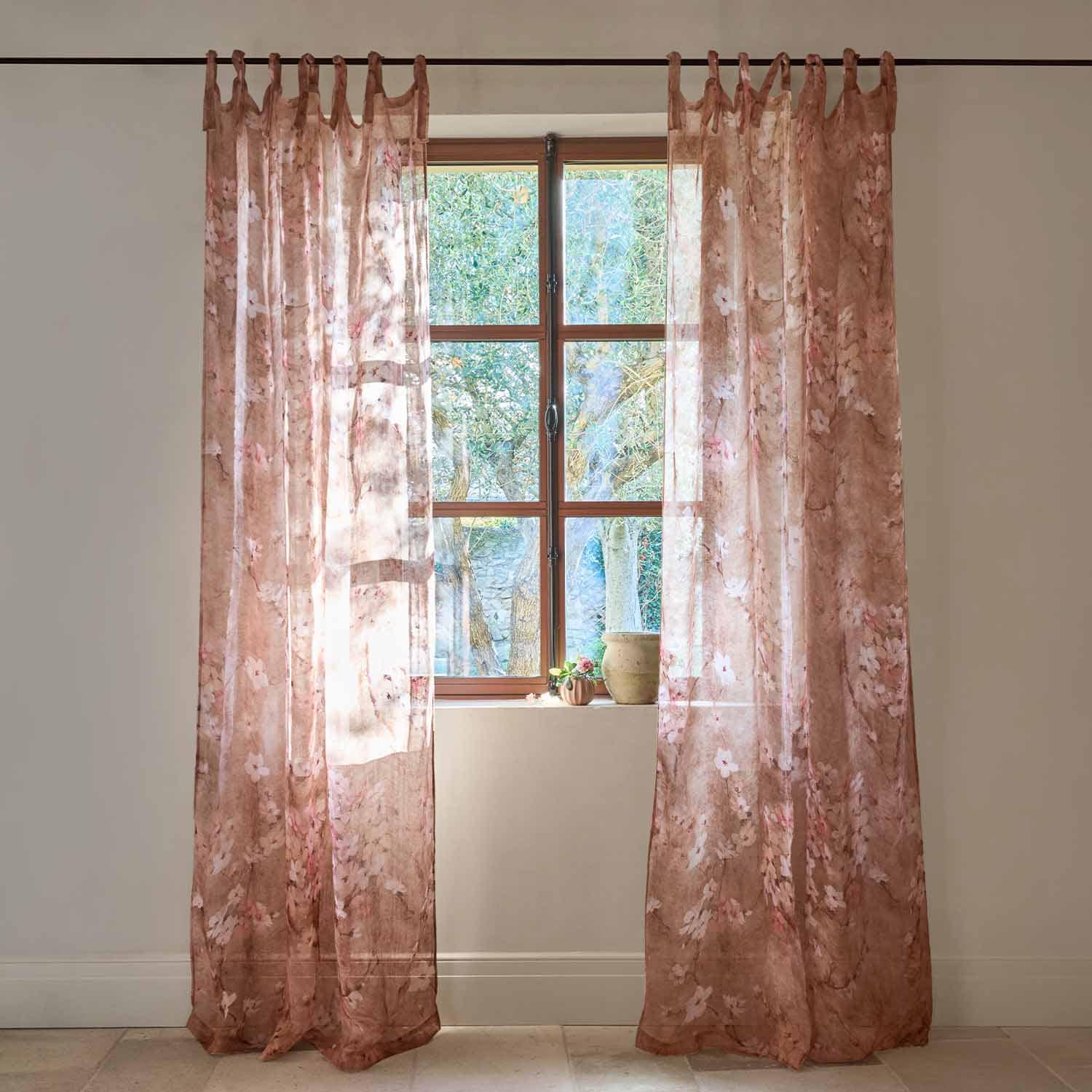 Transparente Vorhänge mit zartem Blumenmuster in warmem Braun für stilvolle Fensterdekoration