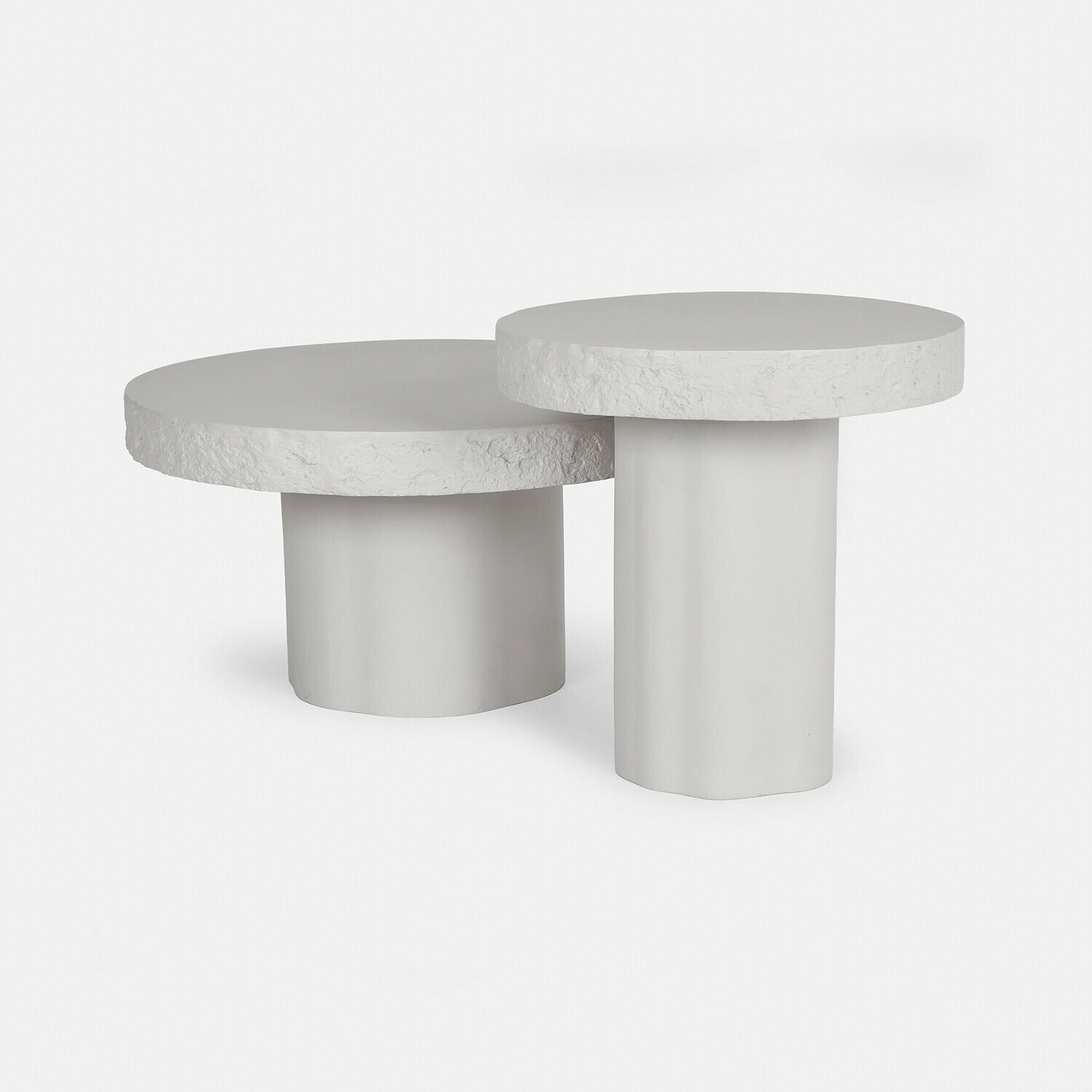 Set aus zwei weißen Beistelltischen aus Beton mit runden Tischplatten und zylindrischen Beinen