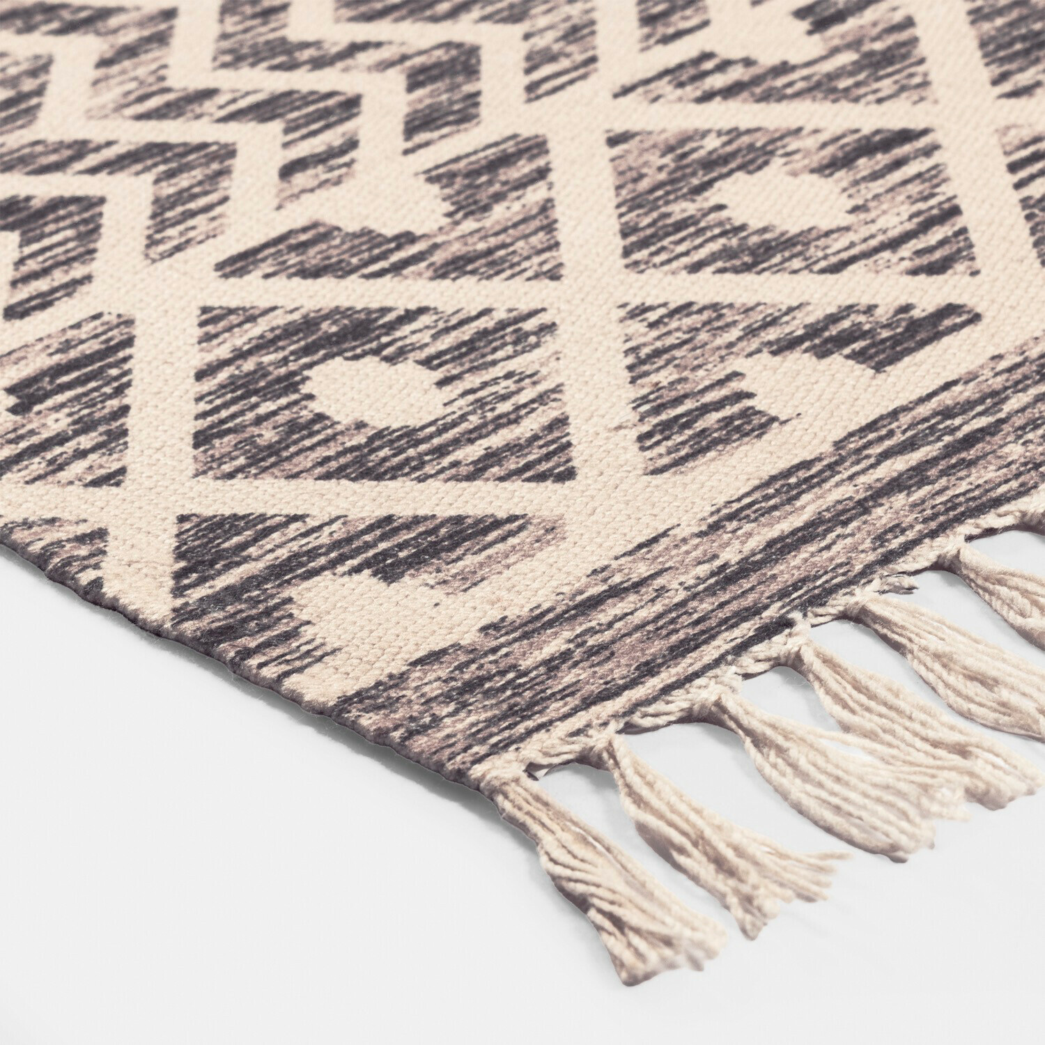Beigefarbener Teppich mit geometrischem Muster und Fransen aus natürlichem Material, Wohnaccessoire