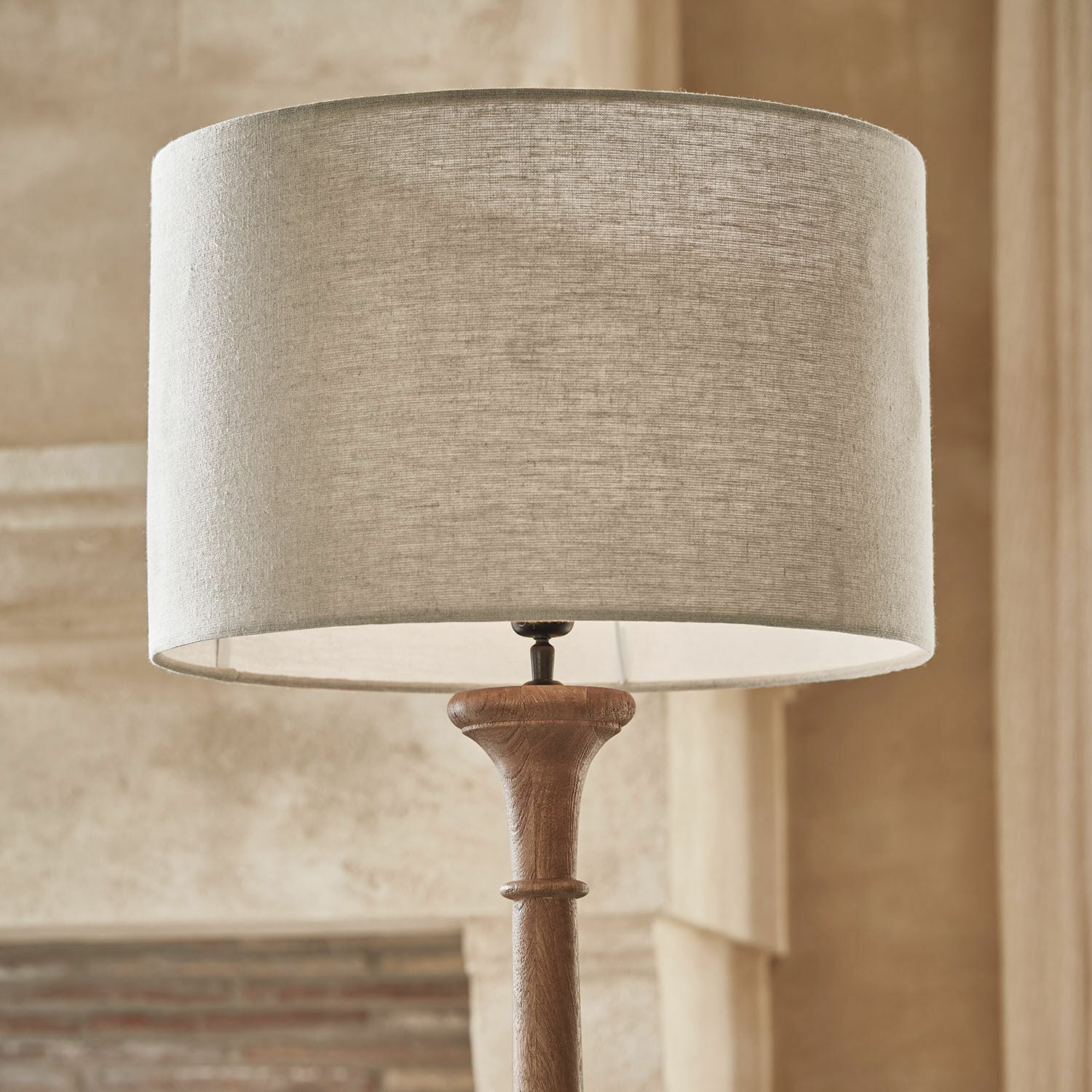Stehlampe mit Holzfuß und beigem Stoffschirm für gemütliches Wohnzimmer