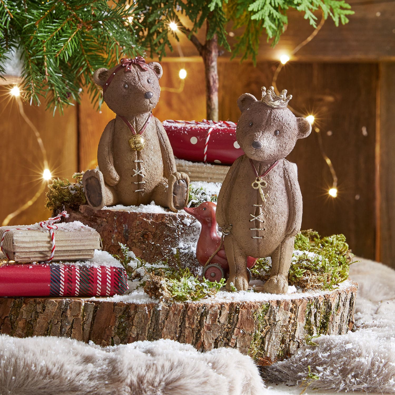 Deko-Bären 2er Set Bonnal Braune Keramik-Bärenfiguren auf Holzscheibe mit winterlicher Deko und roten Geschenken