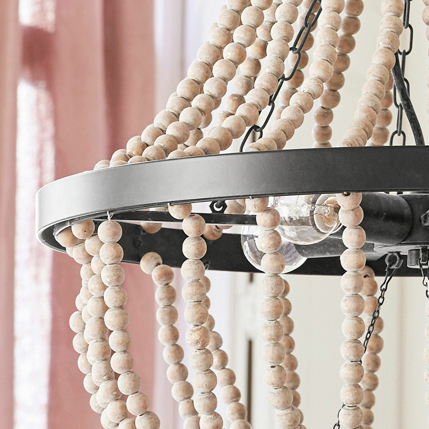 Hängelampe aus schwarzem Metall mit hellen Holzperlen im Boho-Stil für Wohnzimmer