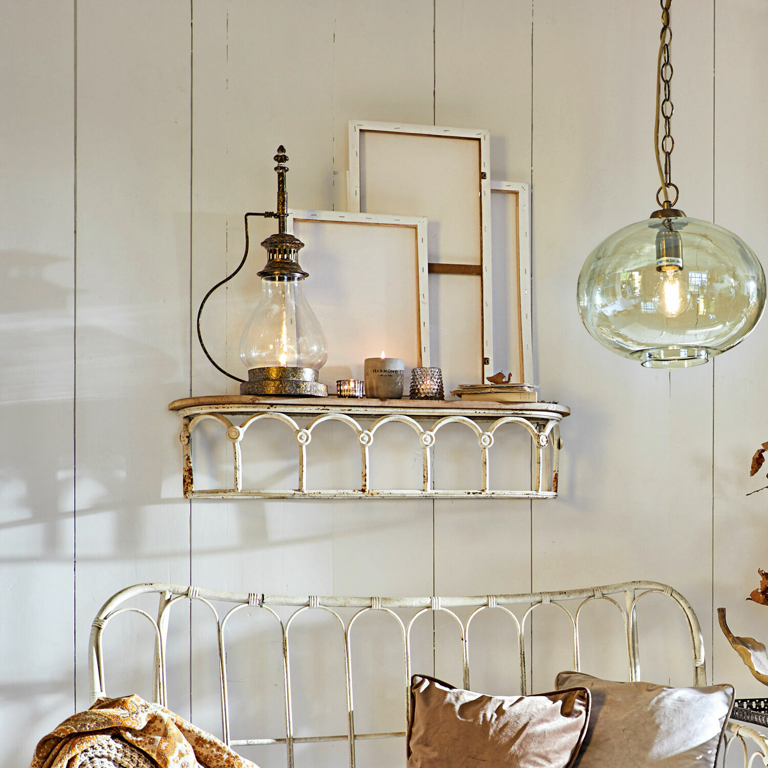 Wandregal aus Metall in Vintage-Stil in Ecru mit Lampe und Kerzen zur Wohnraumdekoration