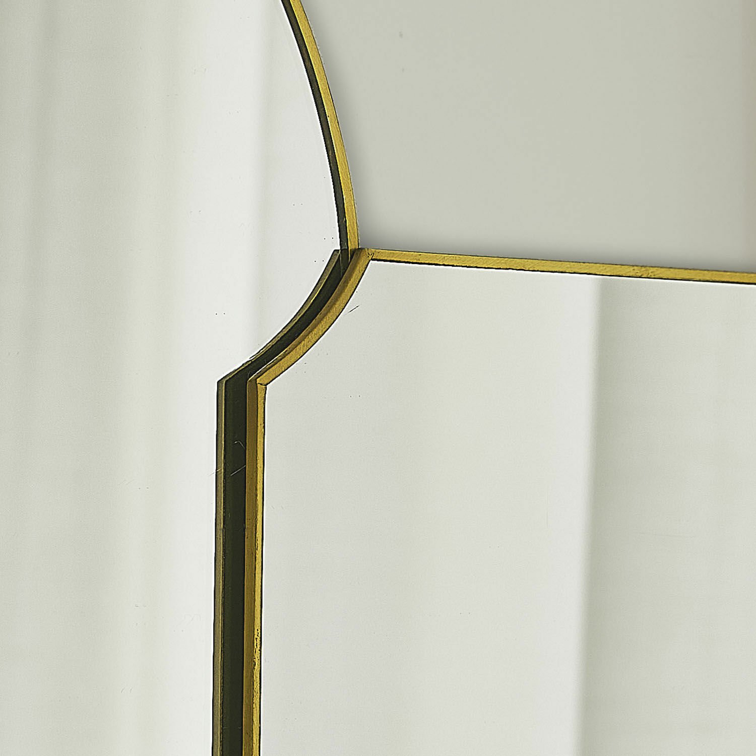 Dekorativer Spiegel mit Metallrahmen in Altgold, modernes Design für stilvolles Wohnzimmer