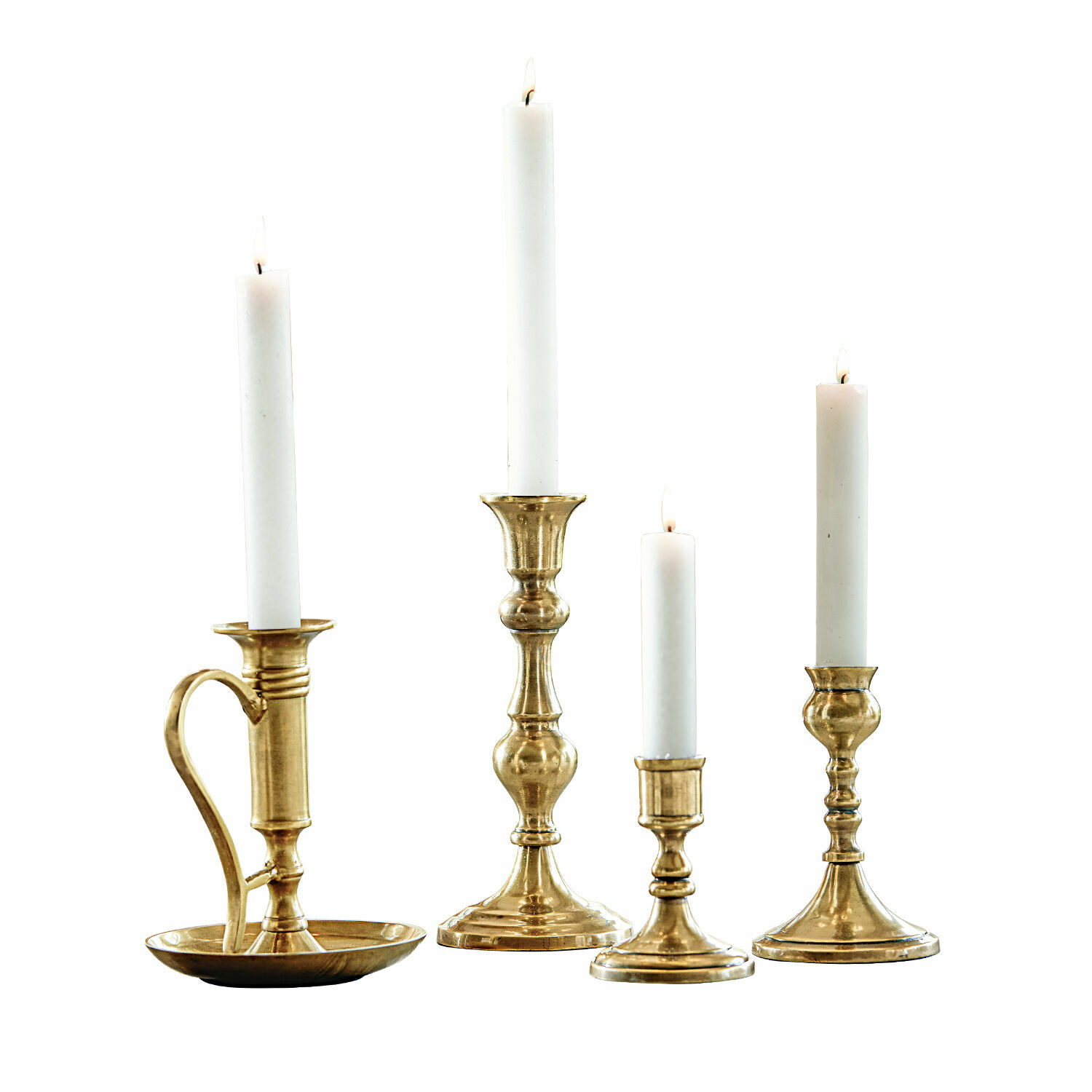 Kerzenständer 4er Set Maxéville Vier klassische Kerzenhalter aus Messing mit weißen Kerzen, elegante Wohnraumdekoration