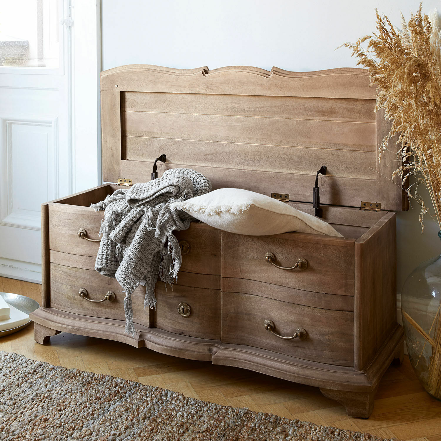 Holztruhe in Naturfarbe mit Griffen und aufklappbarem Deckel, dekoratives Aufbewahrungsmöbel