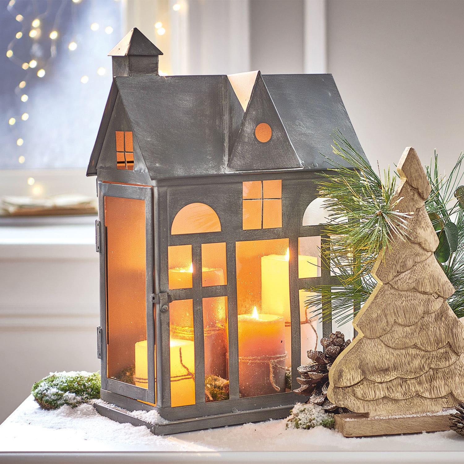 Laterne Sweet Home Metalllaterne in Hausform mit orangefarbenem Glas und Kerzen, winterliche Dekoration