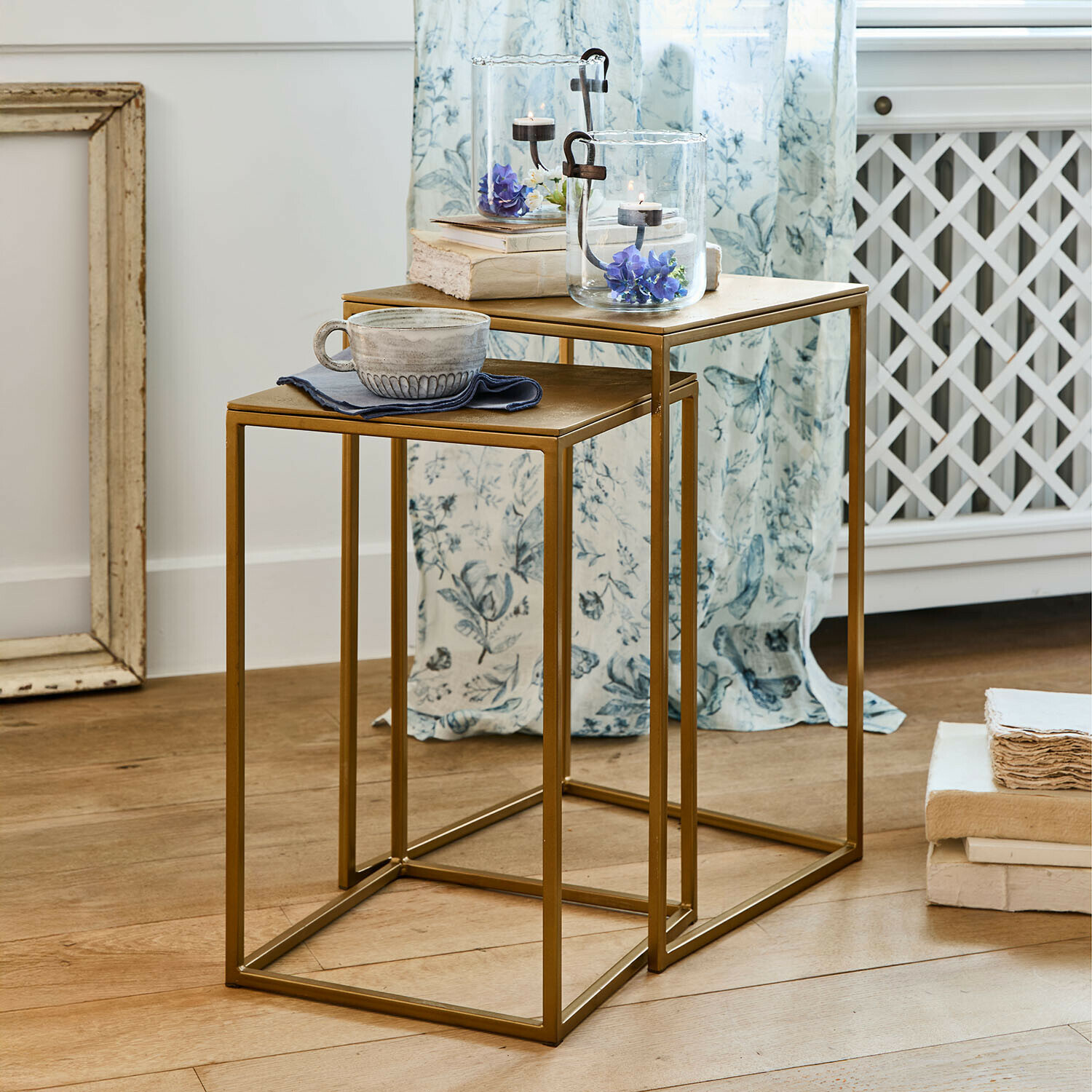 Beistelltisch 2er Set Olvenzo Set aus zwei goldfarbenen Metall-Beistelltischen mit minimalistischem Design für Wohnzimmer