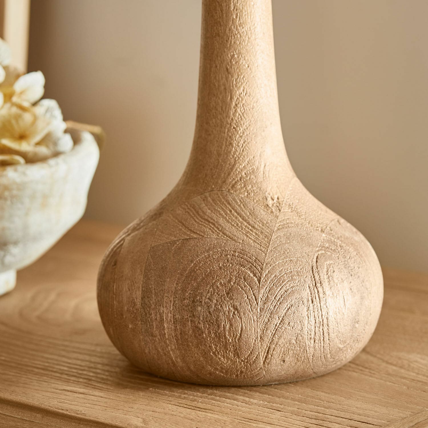 Dekorativer Holzvase in natürlicher Farbe auf Holztisch, stilvolle Wohnraumdekoration
