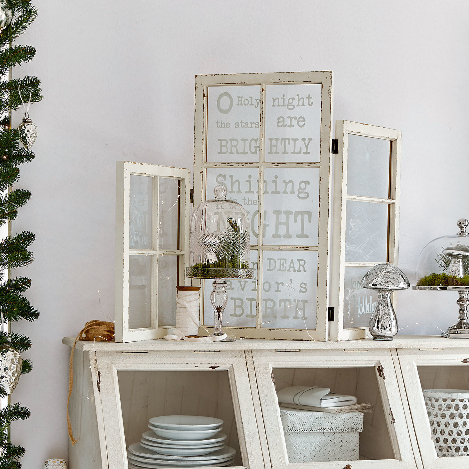 Weißer Holzparavent mit Weihnachtsaufschrift und Glasdekorationen auf antiker Kommode