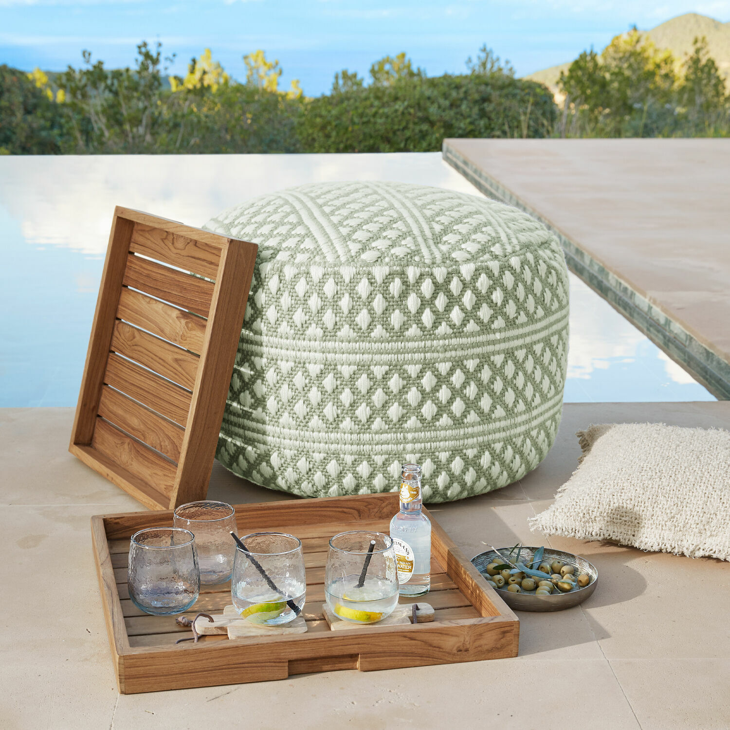 In- & Outdoor-Hocker Mintares Weich gepolsterter grüner und weißer Stoff-Pouf mit geometrischem Muster auf Terrasse am Pool