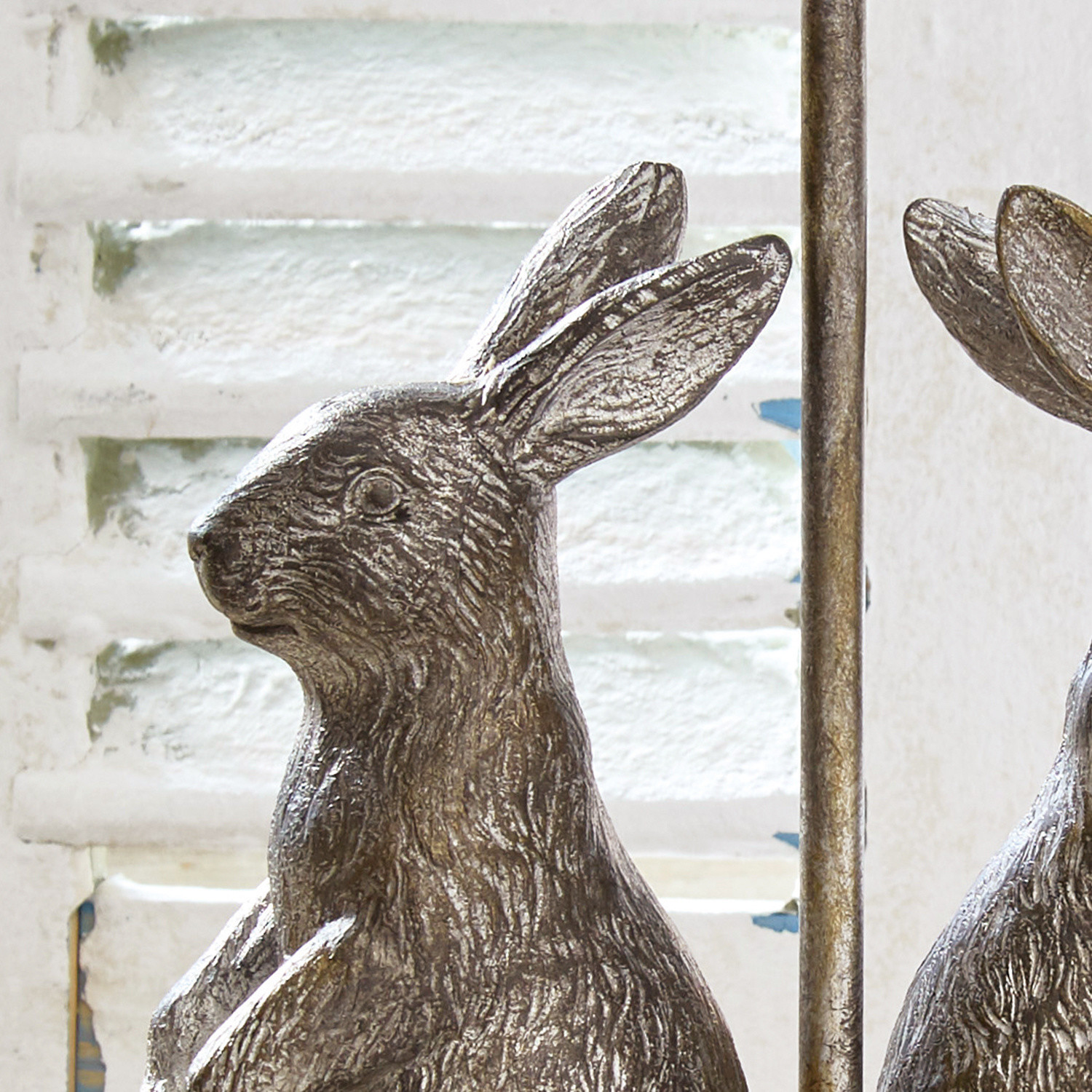 Dekorative Hasenfigur aus Metall in antiksilber für Wohn- und Gartenbereich