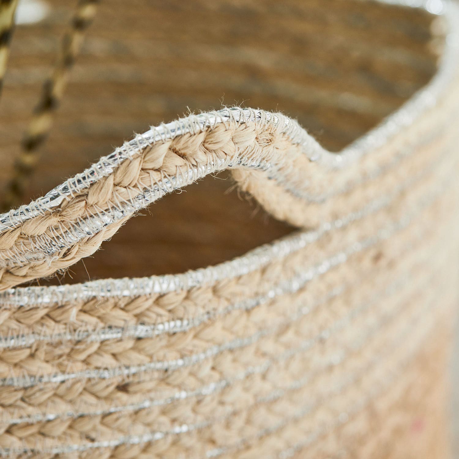 Geflochtener Jute-Korb in Natur mit silbernen Metallakzenten zum Aufbewahren
