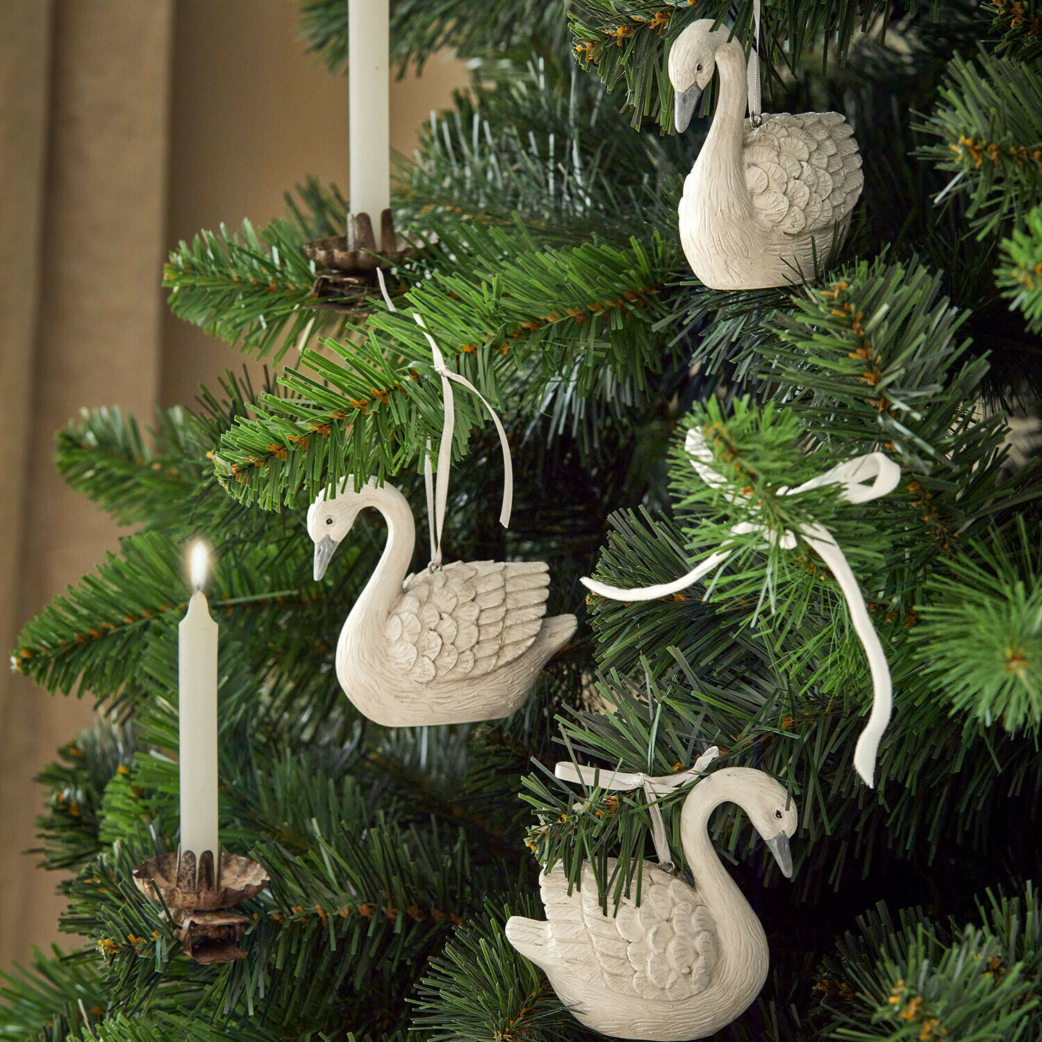 Anhänger 3er Set Elarin Weiße Holz-Schwanenanhänger an grünem Weihnachtsbaum mit brennender weißer Kerze