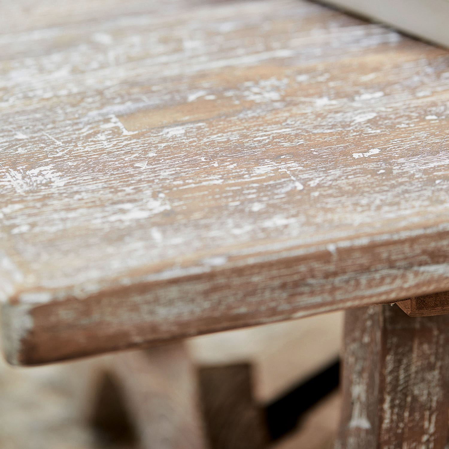 Tischplatte aus naturfarbenem, gealtertem Holz mit weißen Gebrauchsspuren, rustikales Möbel