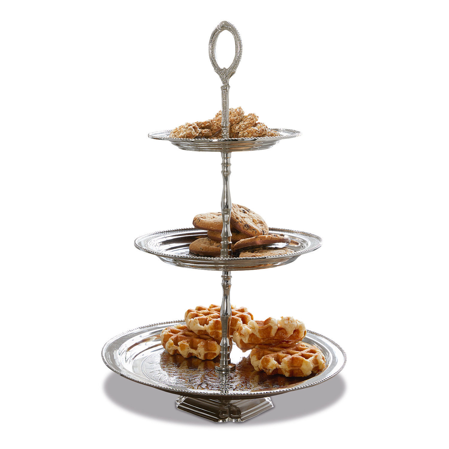 Dreistöckige silberne Metall-Etagere mit Keksen und Waffeln zum Servieren von Desserts