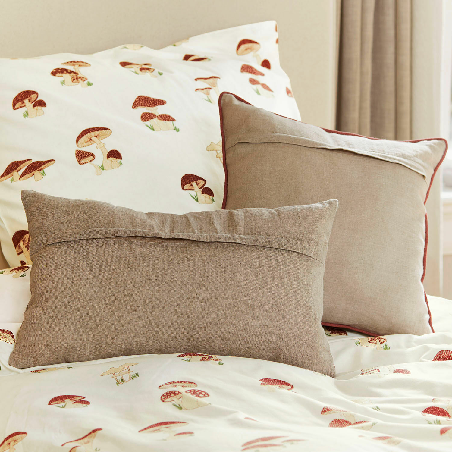 Beige Leinenkissen auf Bettwäsche mit Pilzmotiv, Schlafzimmerdeko, Heimtextilien