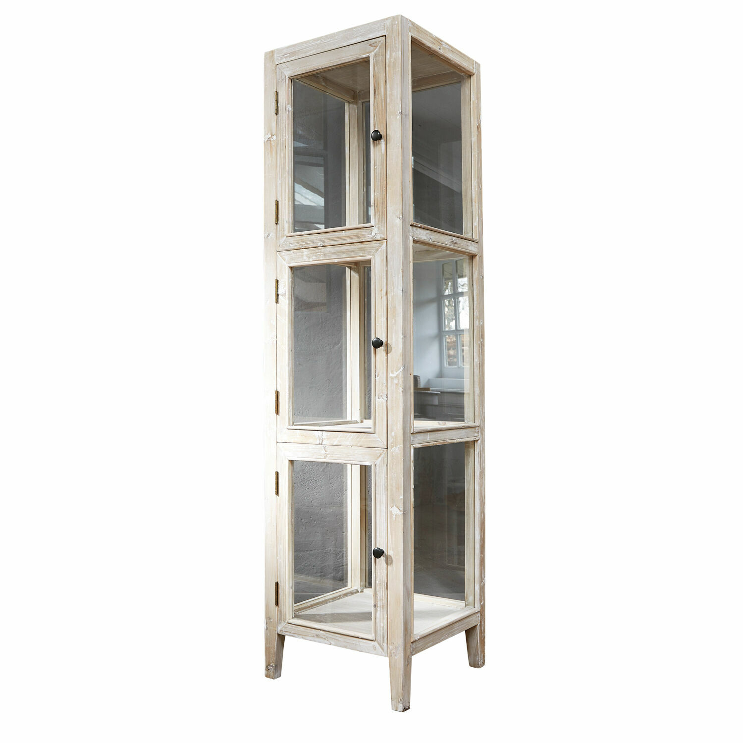 Schmale Holzvitrine mit Glastüren in hellem, antik wirkendem Finish für stilvolle Aufbewahrung