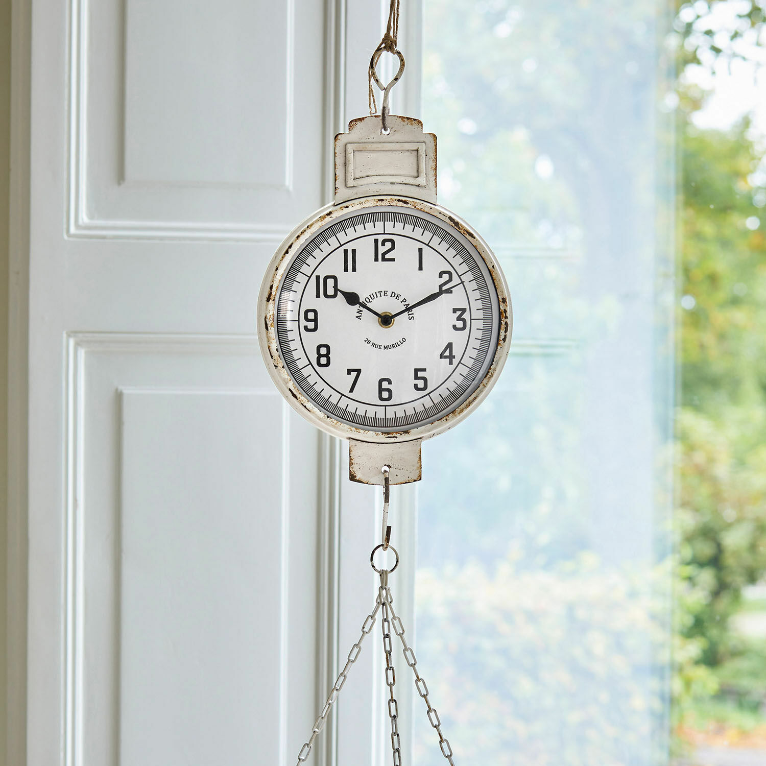 Hängende Vintage-Metalluhr in Weiß mit Kette als dekoratives Wohnaccessoire
