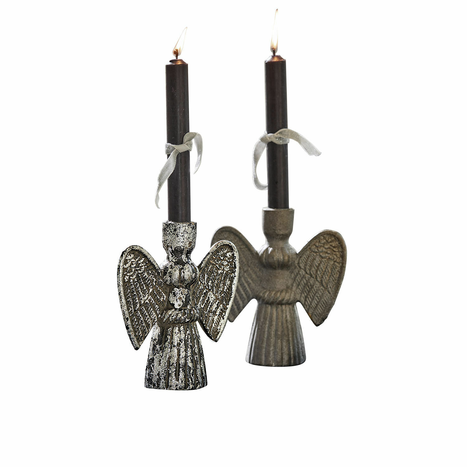 Kerzenhalter 2er Set Auvine Zwei Metall-Kerzenhalter in Engel-Form mit schwarzen Kerzen und grauen Bändern als Wohnaccessoire