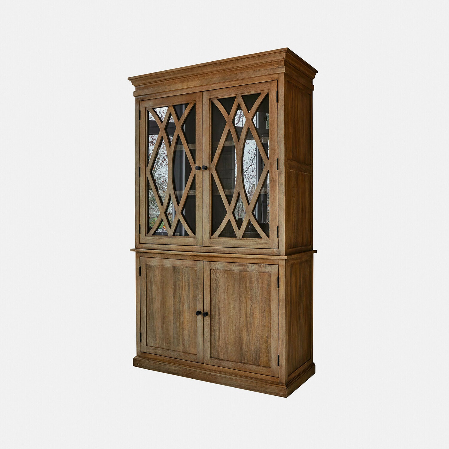 Holzvitrine mit Glastüren und dekorativem Muster, naturfarbener Wohnzimmerschrank aus Holz