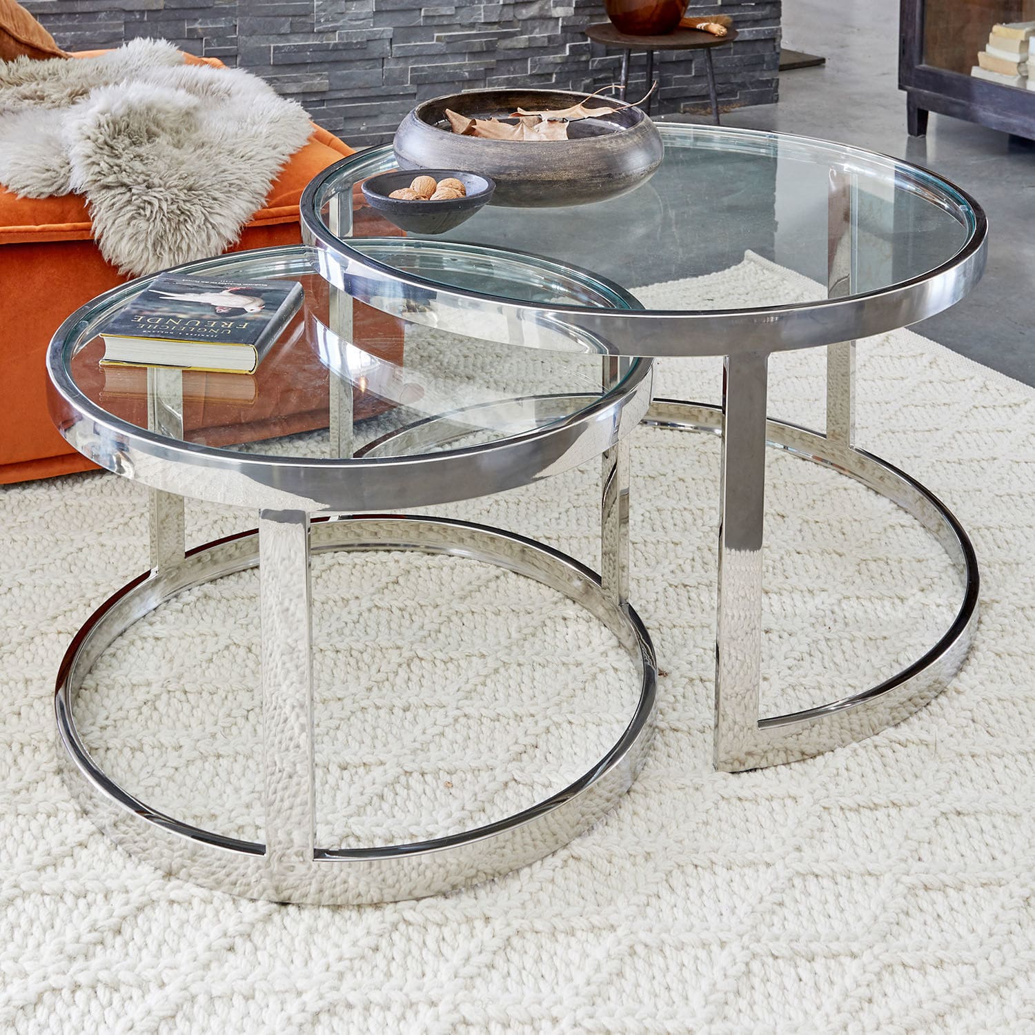 Zweier-Set runder Couchtische aus Glas und chromiertem Stahl auf hellem Teppich