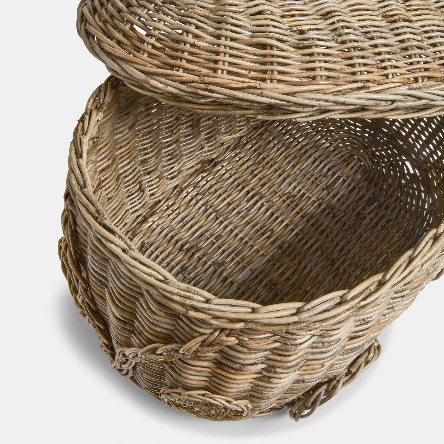 Offener Korb aus natürlichem beige geflochtenem Weidenmaterial, ideal zur Aufbewahrung und Dekoration