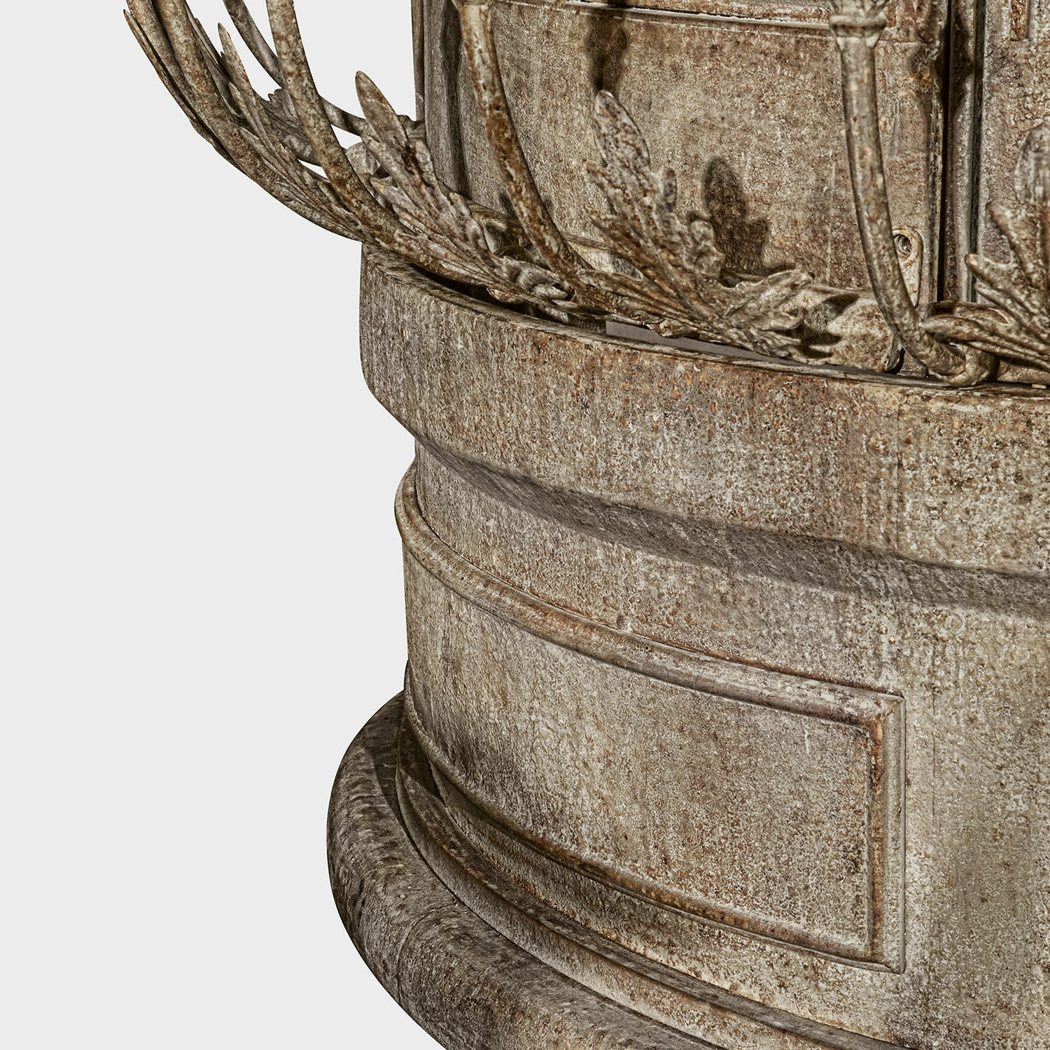 Detail eines antik wirkenden grauen Metall-Dekorelements mit Blattornamenten