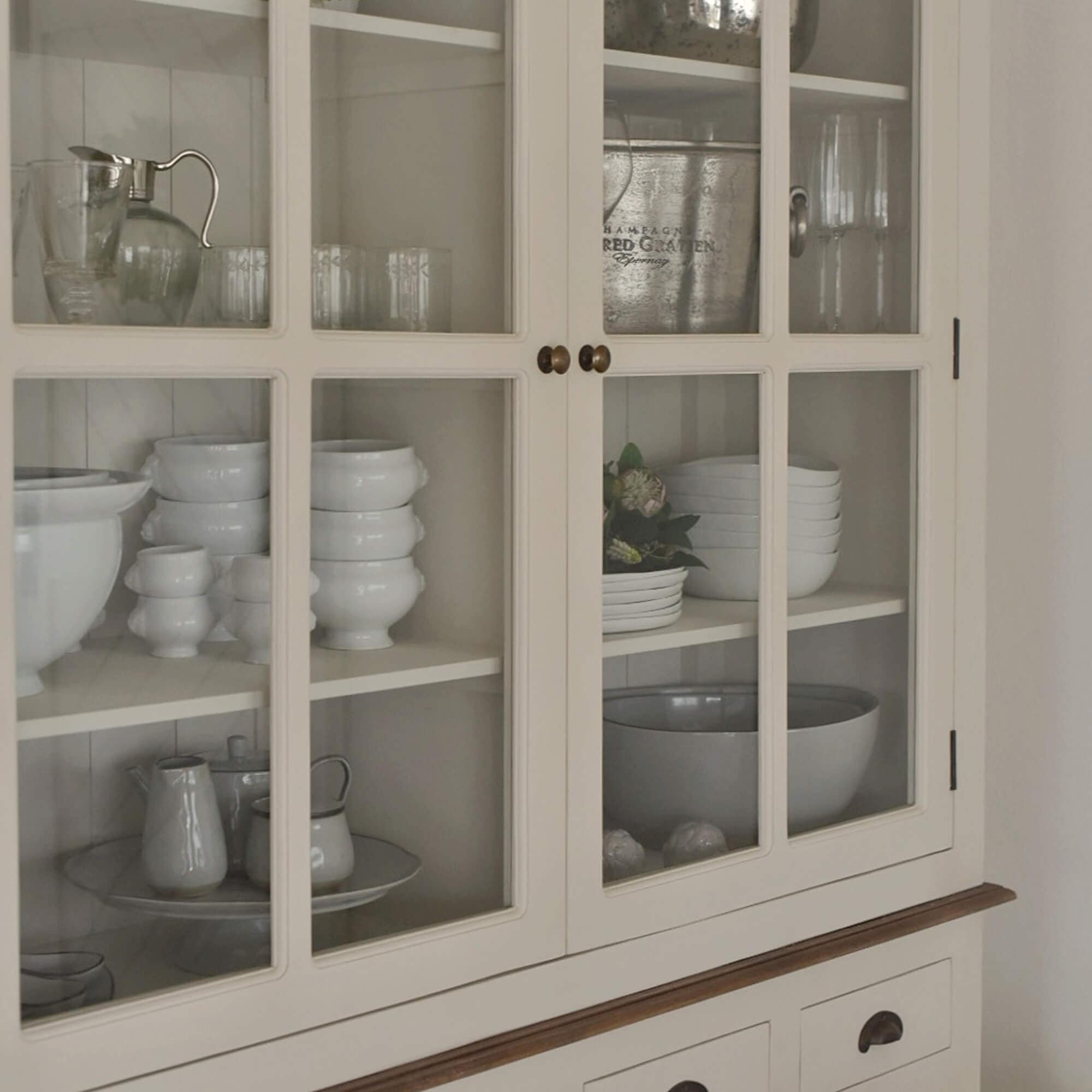 Cremefarbener Holzvitrinenschrank mit Glastüren und weißem Porzellan innen, Esszimmermöbel