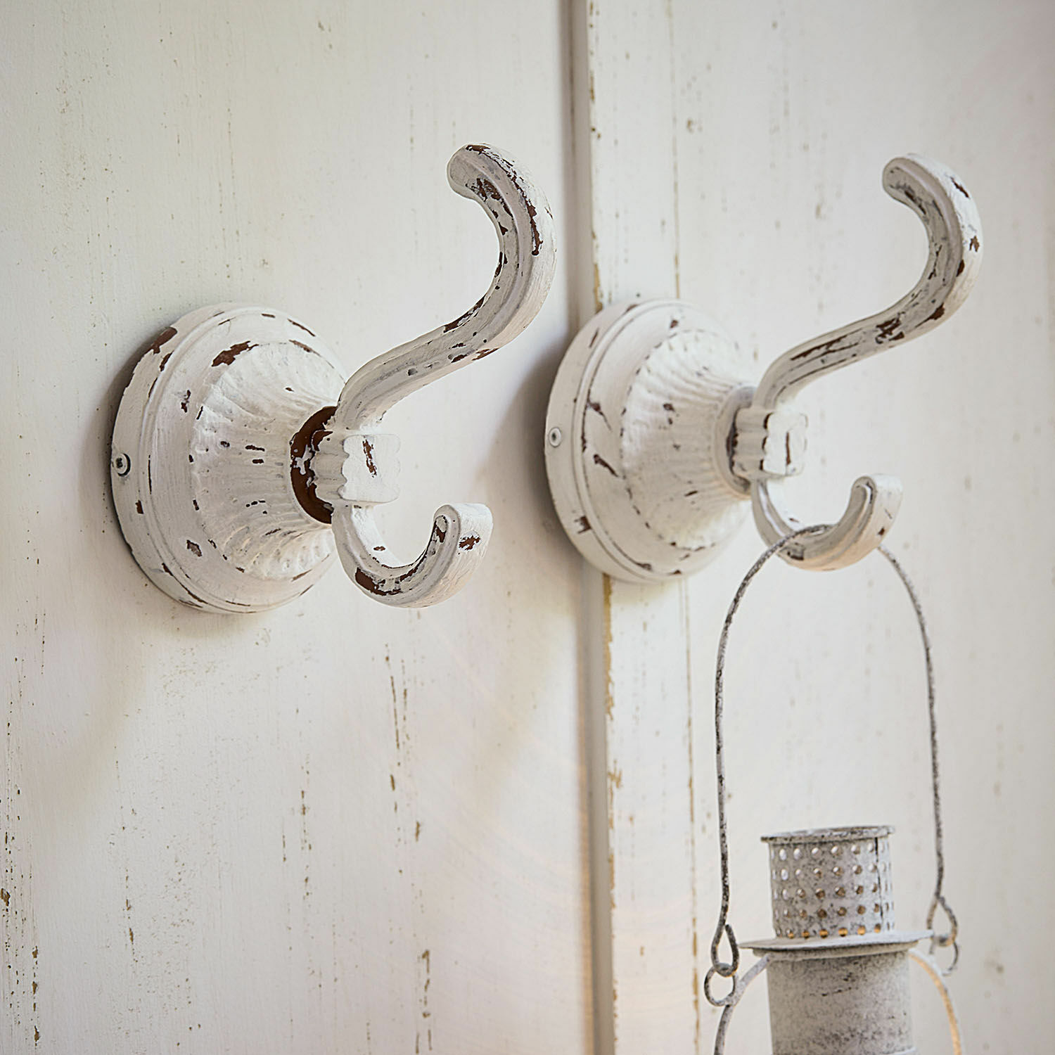 Weiße Metall-Wandhaken mit Shabby-Look zum Aufhängen von Dekoration oder Laterne