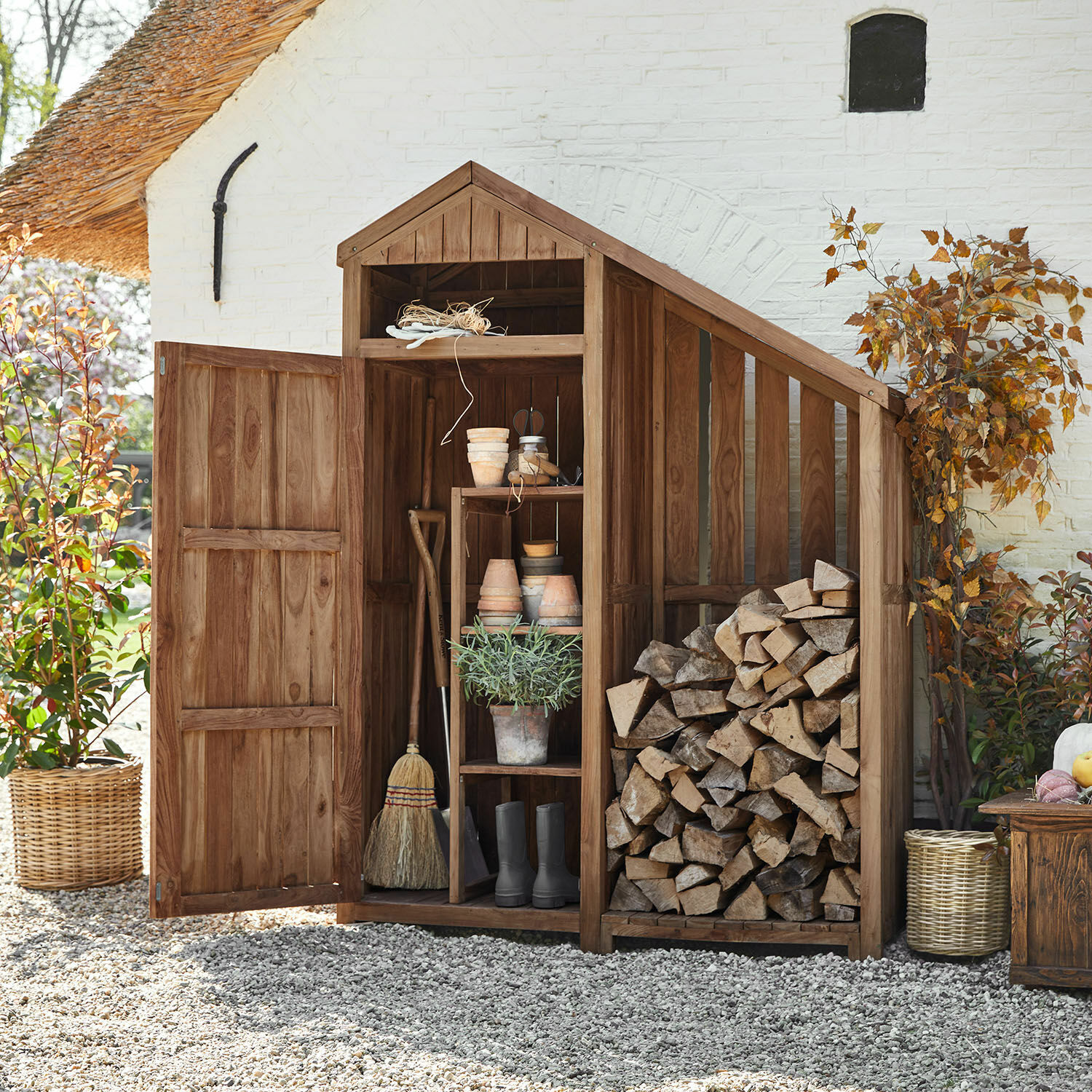 Gartenholzschuppen mit Regalen für Blumentöpfe und Holzlager, natürliche Holzfarbe