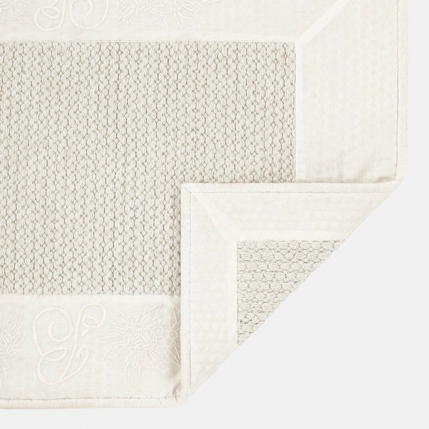Beige Tischdecke aus Baumwolle mit besticktem Muster und strukturierter Oberfläche für Tischdekoration