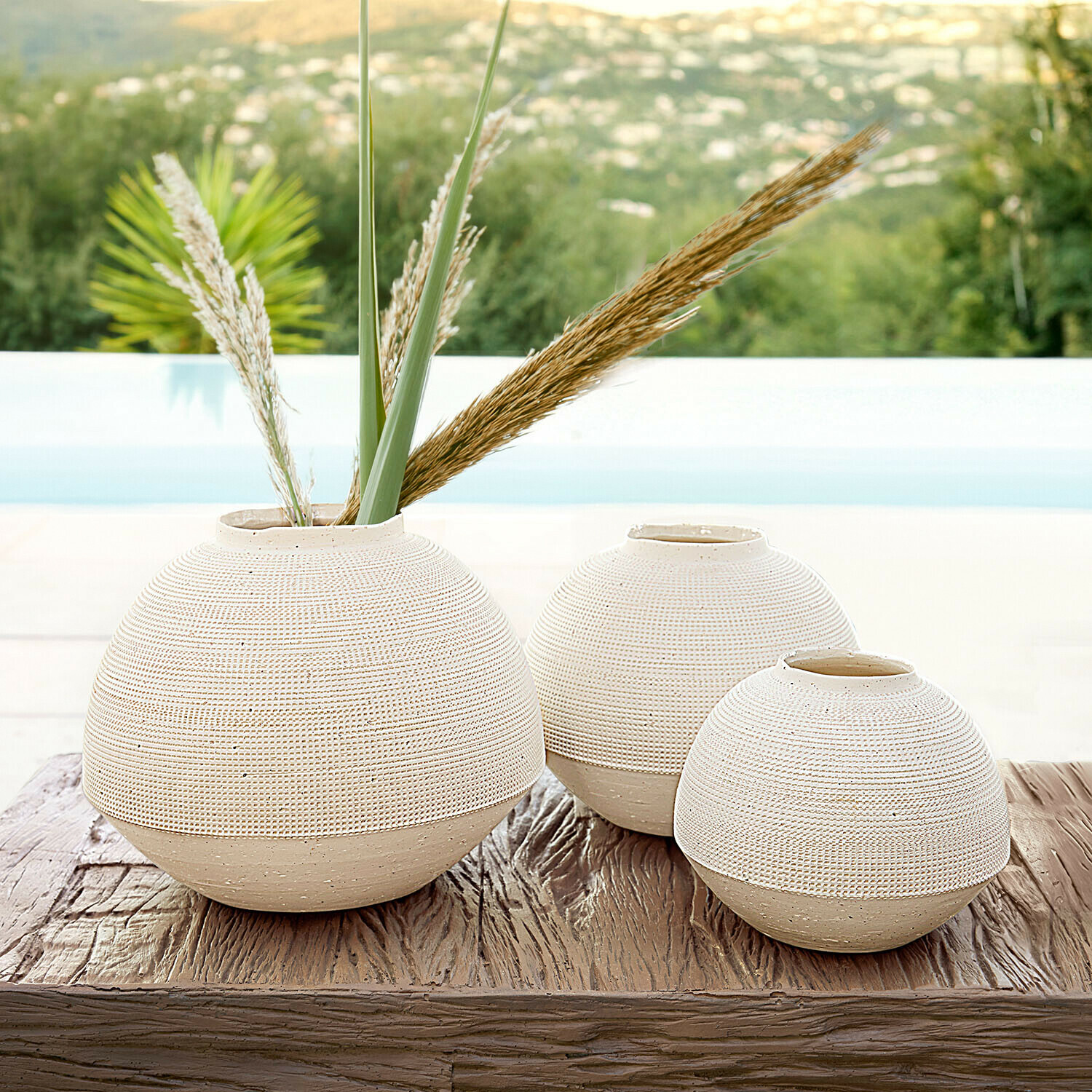 Vase 3er Set Émoliane Set aus drei runden beigen Keramikvasen auf Holztisch, stilvolle Wohnraumdekoration