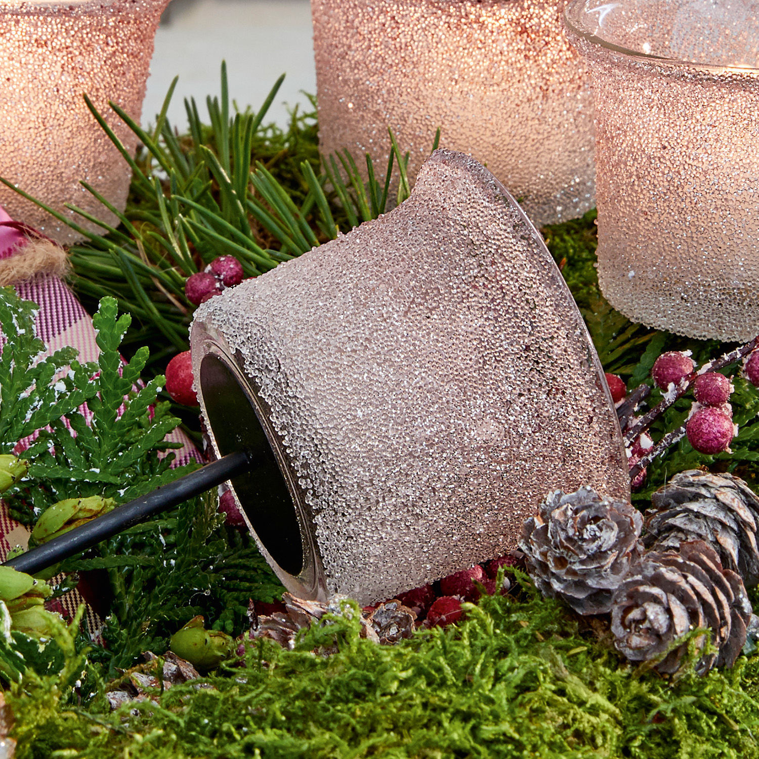 Glaslaterne in Roségold mit Tropfenstruktur und schwarzem Metallstab für Garten