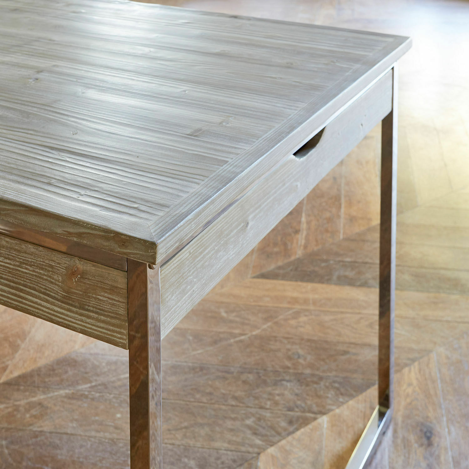 Tisch aus hellem Holz mit Metallbeinen auf Holzboden, moderner Möbelstil