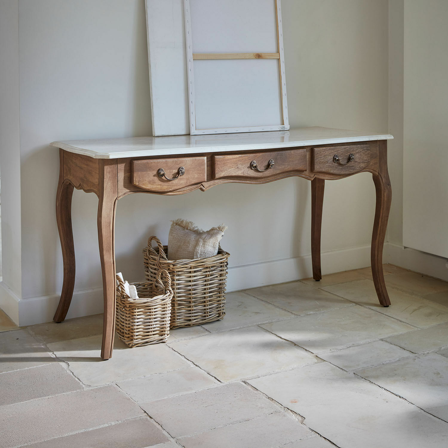 Schreibtisch Whittlesey Konsolentisch aus Holz mit weißer Marmorplatte und drei Schubladen im klassischen Stil