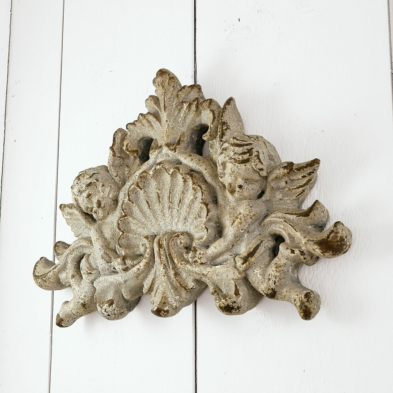 Wandornament Gordian Dekorative Skulptur aus gealtertem beigem Stein mit Engeln und Muschel für Vintage-Interieur